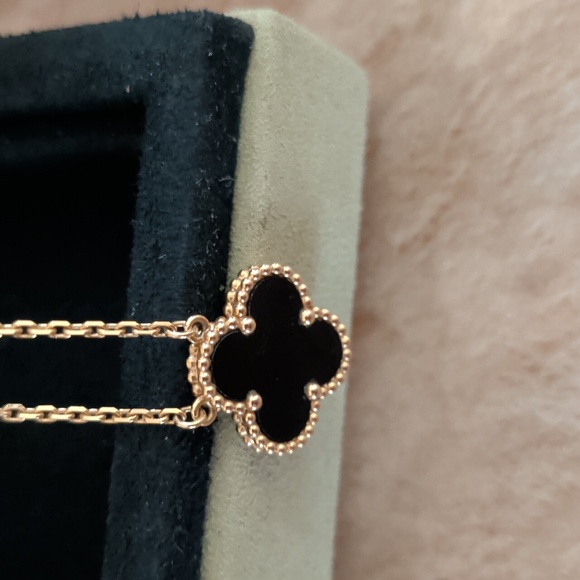Van Cleef & Arpels Vintage Alhambra Pendant Necklace - Picture 2 of 3